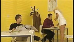 Weiß gekleidete Pflegerin verführt den Mann im Klinikbett